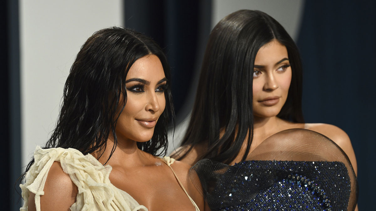 Kim Kardashian y Kylie Jenner suspenden la producción de su línea de cosméticos